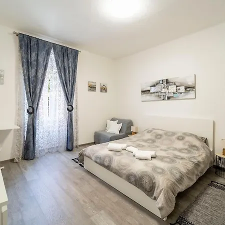 Guesthost - San Giacomo District Modern Trieste