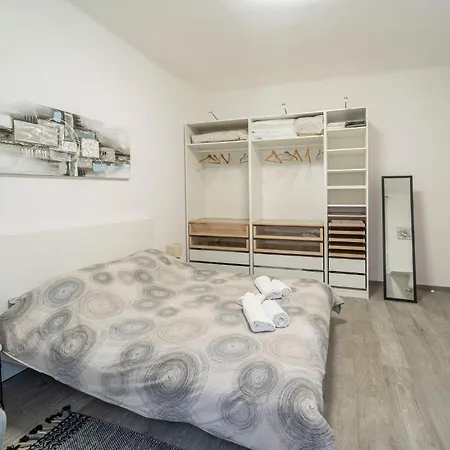 Guesthost - San Giacomo District Modern