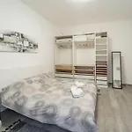Guesthost - San Giacomo District Modern
