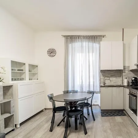 Guesthost - San Giacomo District Modern