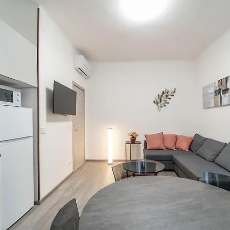 Guesthost - San Giacomo District Modern アパート トリエステ