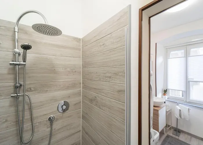 Guesthost - San Giacomo District Modern Appartement