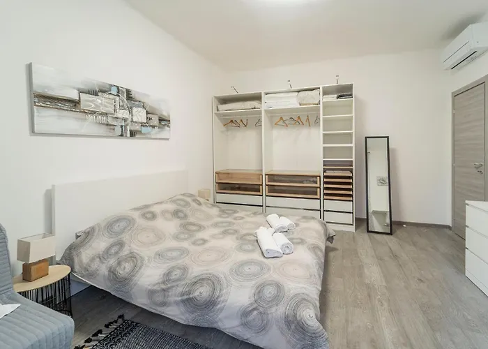 Guesthost - San Giacomo District Modern